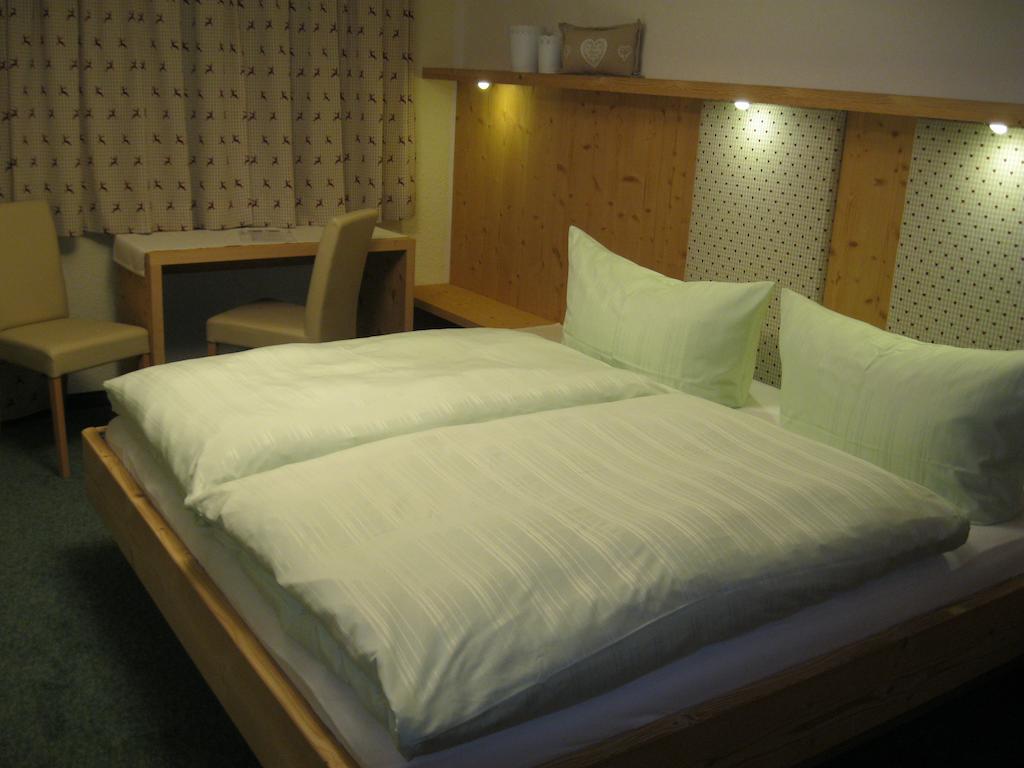 Gästehaus Sahler Gaschurn Zimmer foto